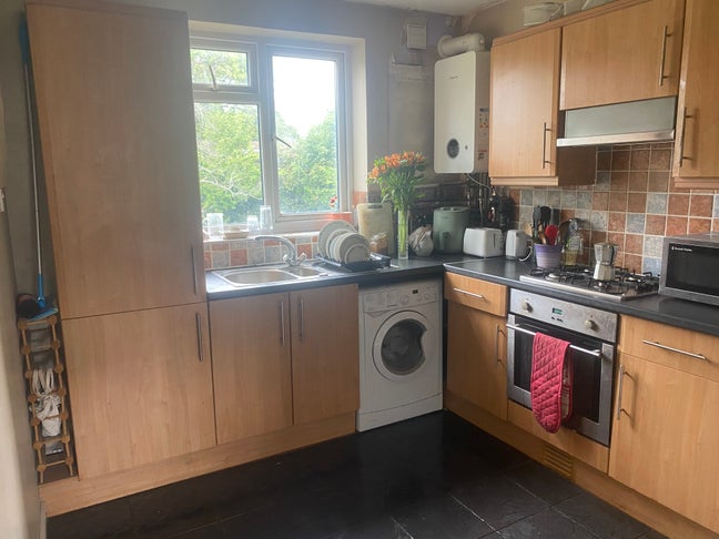 Handsome 1-bedroom flat Main Photo