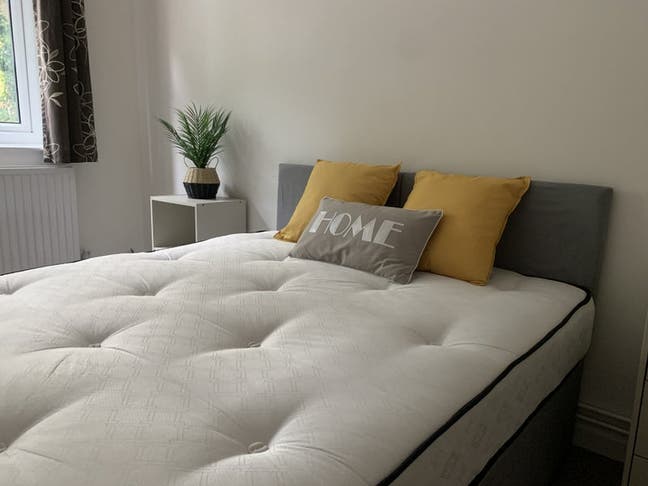 1 Week Free  - Spacious Double Room Nr Park Farm  Main Photo