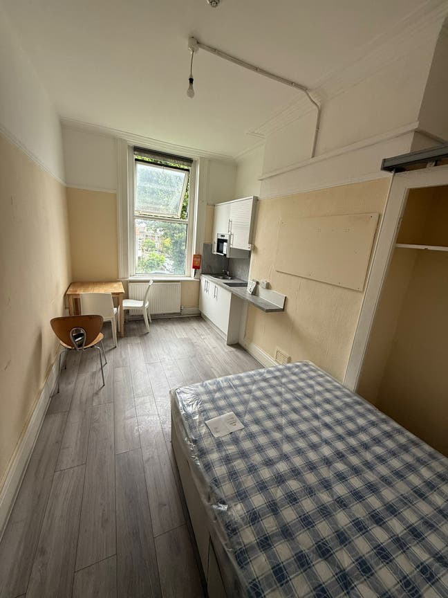 Bright Furnished Bedsit with Kitchenette  Main Photo
