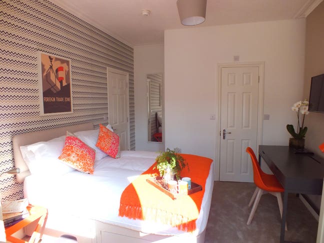 Elegant Room walking distance to Reading Station! Main Photo