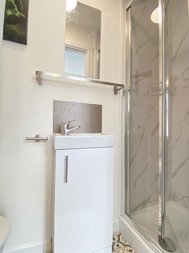Your Dream En Suite Room Awaits in Gillingham! Main Photo