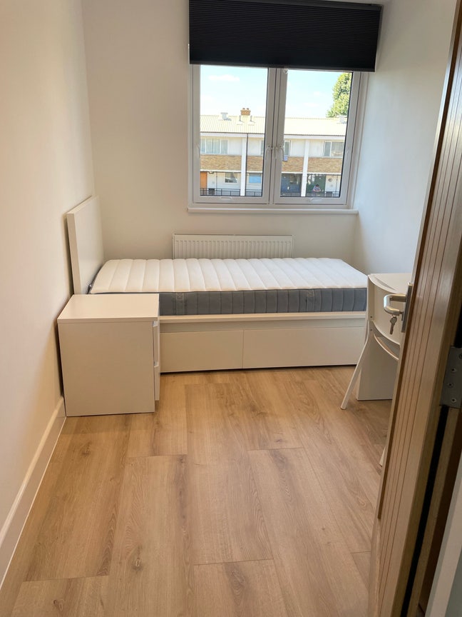 Decent size single room for rent on Old Kent Road  Main Photo