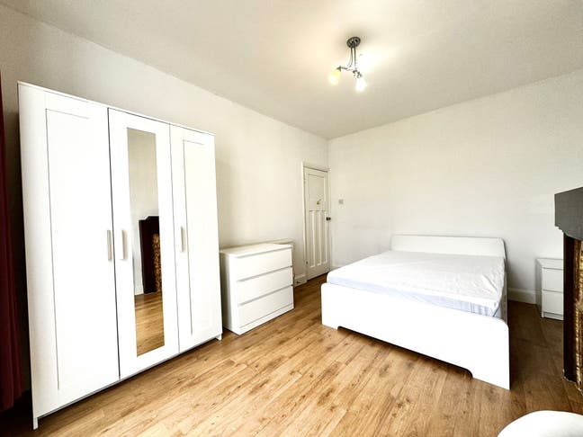 Spacious Bedrooms - No Deposit + Bills Included! Main Photo