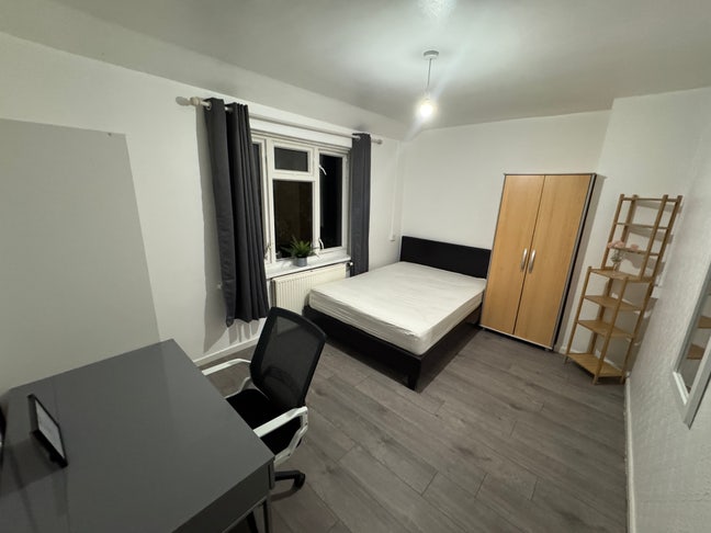 Nice Double bedroom in a 2 bedroom flat  Main Photo