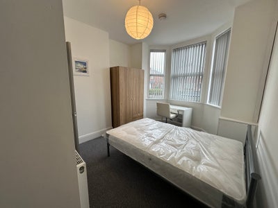 Ensuite Room - short walk to Warrington hospital Main Photo