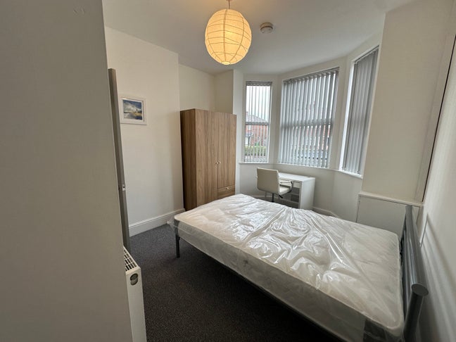 Ensuite room close to Warrington Hospital Main Photo