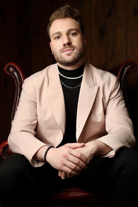 Professional looking for calm short-term stay Main Photo