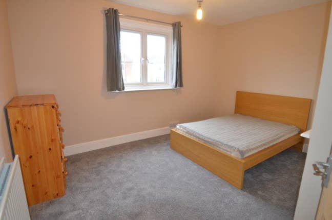 Large bedroom in professional house(Charlton) Main Photo