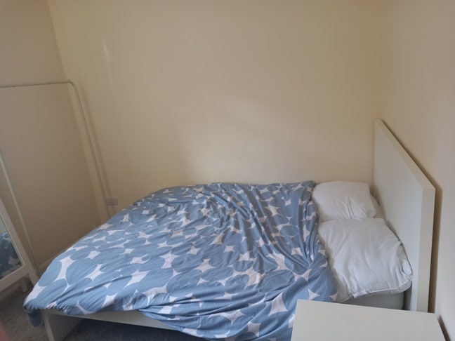 Double bed room for rent in family home Main Photo