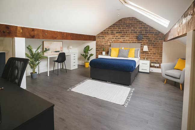 💥 Spacious Attic. Sharing with 2 housemates✨ Main Photo