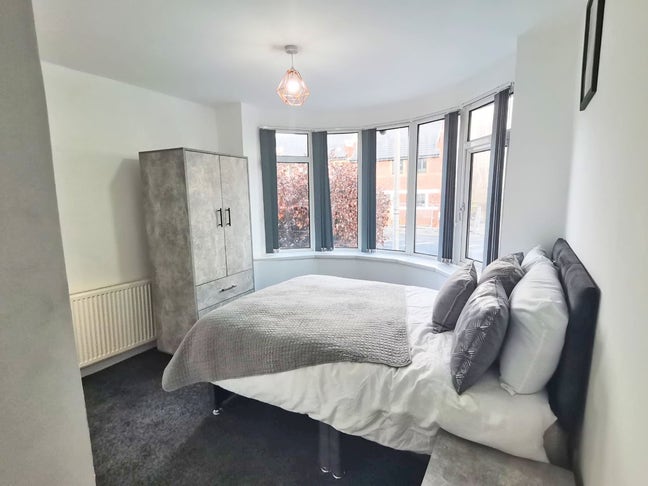 ** Modern Luxury En Suites - All Bills Included! Main Photo