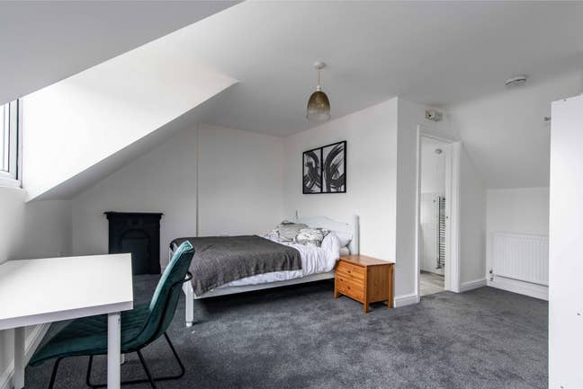 Ensuite Room in NG5 - October Main Photo