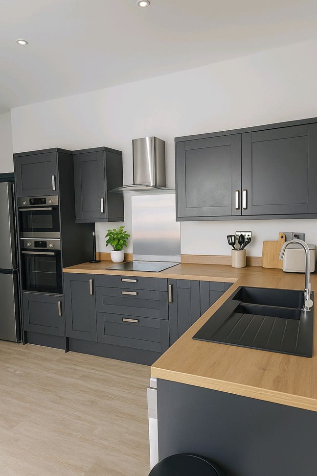 Large Student Room Available in 4 bedroom apartmen Main Photo