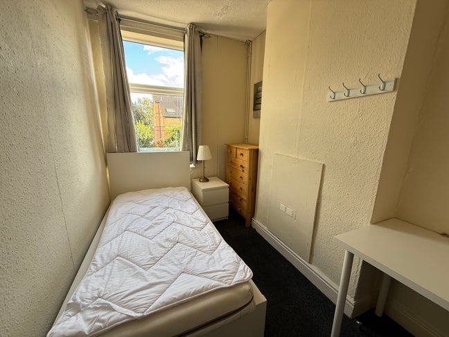 Claude Street: 4 Bed, 2 Bath Student House. Main Photo