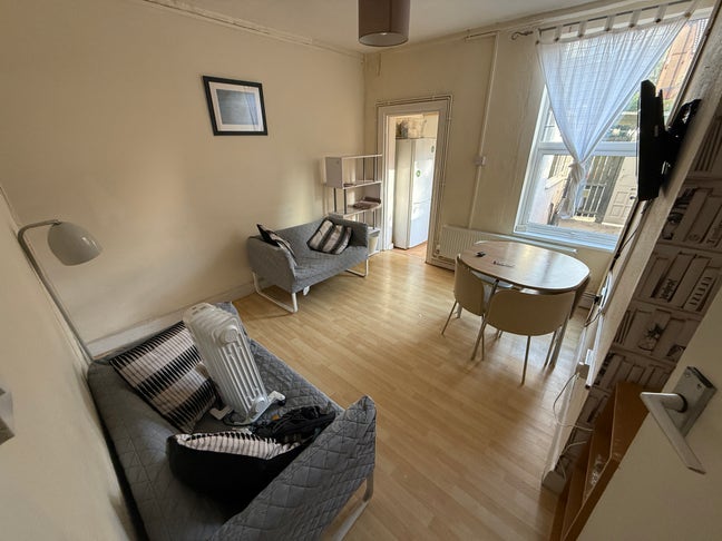 Claude Street: 4 Bed, 2 Bath Student House. Main Photo