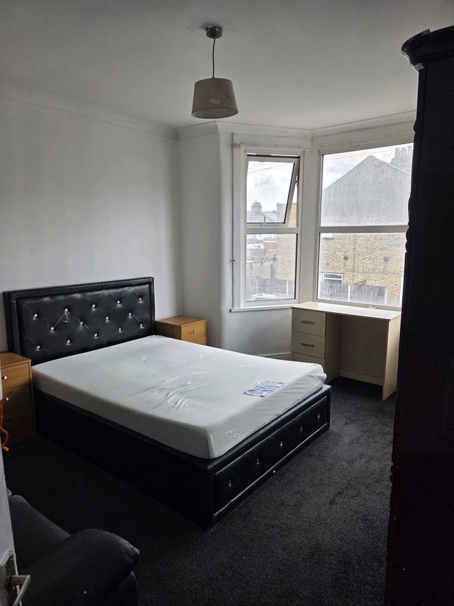 Large master Bedroom 3 minutes walk from station  Main Photo