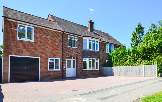 Spacious Double Rooms – Close to Earley Station  Main Photo
