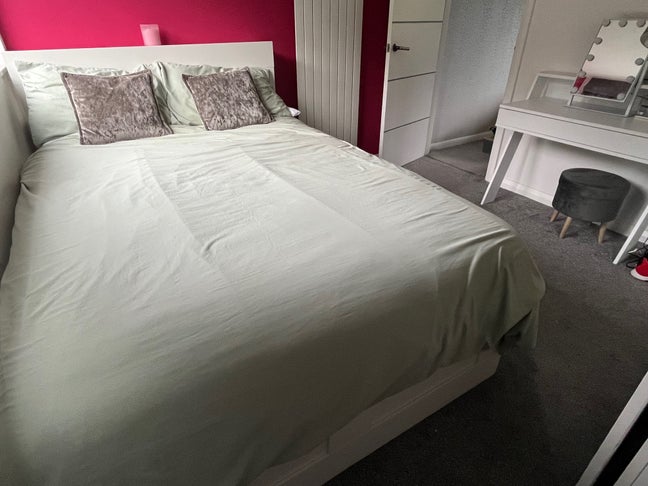 Lovely, bright double bedroom with en suite Main Photo