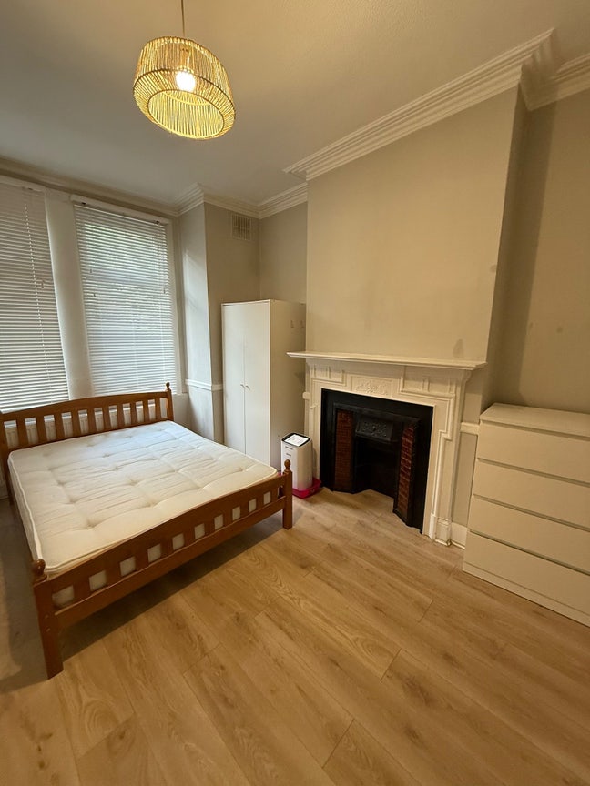 Room with own bathroom available now Main Photo