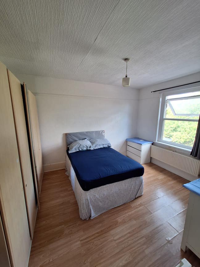 Massive double Room, near Train station. £850 Main Photo
