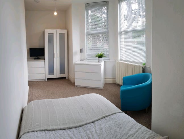 Quirky Studio w/ensuite/kitchen/Parking nr trainSt Main Photo