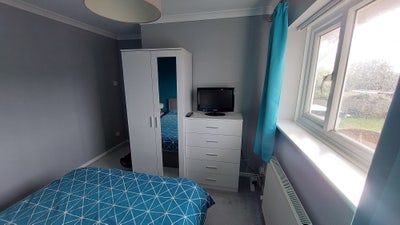 Bright Double Room in Quiet, Well-Maintained home Main Photo