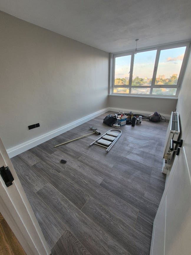 Large double room in a fully renovated flat Main Photo