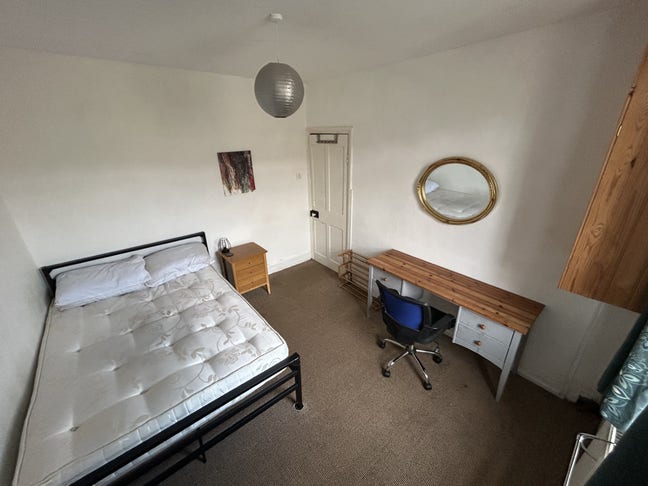 Double Room All Bills Included Lots Of Room  Main Photo