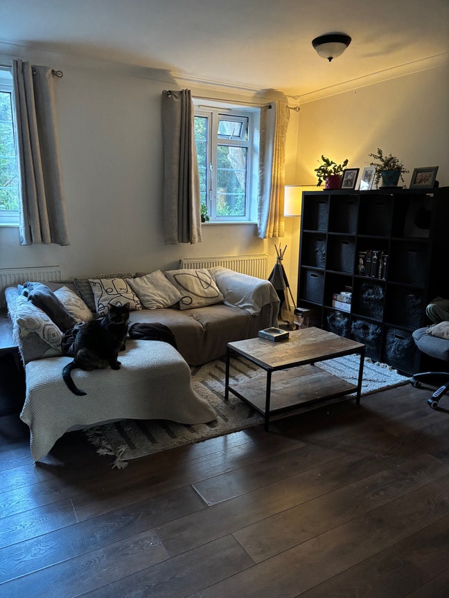 Room available by Surbiton station  Main Photo