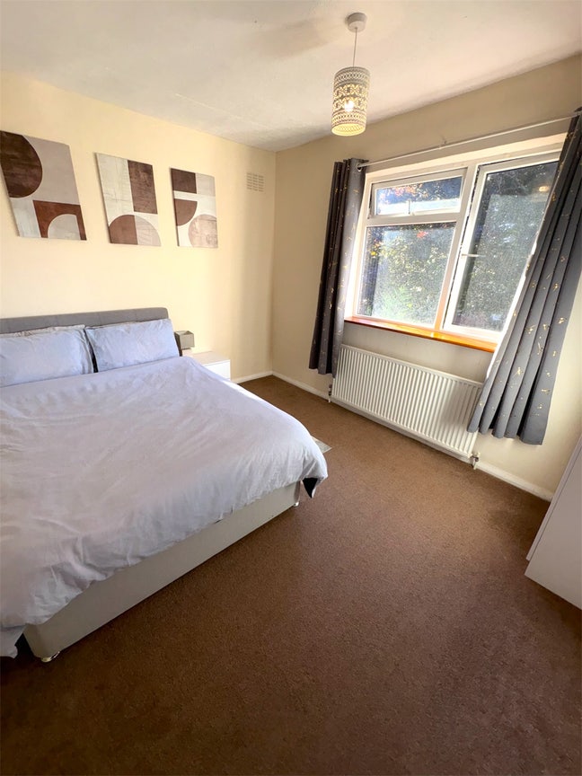 Spacious Double Room Available  Main Photo