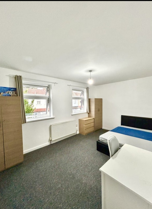 Large double room £850 Main Photo