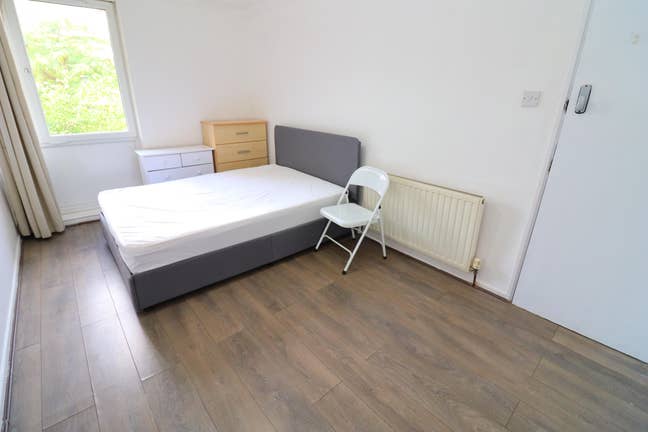 Charming 3 Rooms Step Away From Victoria Park Main Photo