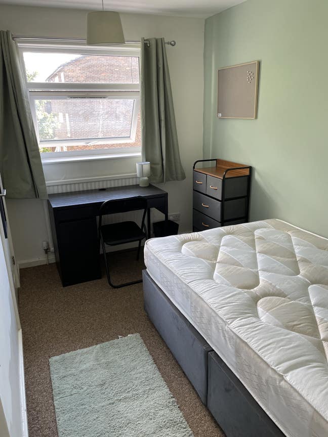 Double Room Available in 5 bedroom house  Main Photo