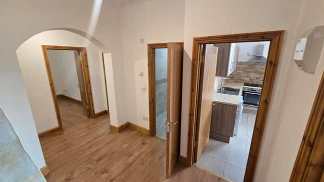 Spacious 3-Bed Flat with Modern Kitchen & Bathroom Main Photo