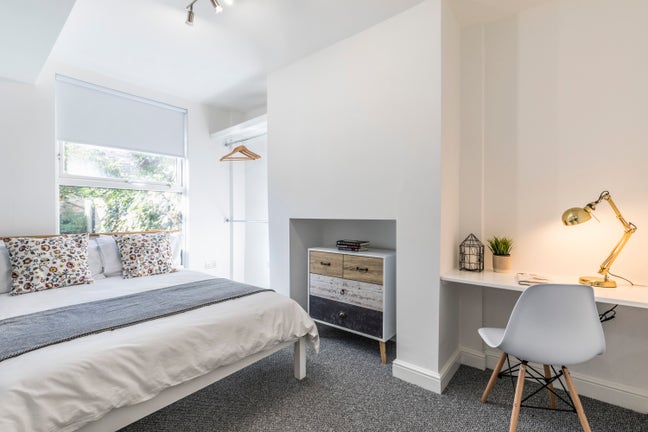 10 Brookfield Place - Ensuite room Main Photo