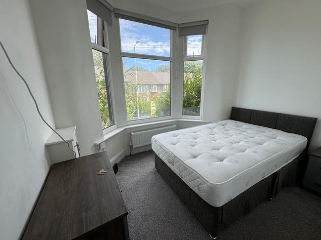 Wo Double Ensuite Bedroom in Birkenhead CH41 Main Photo