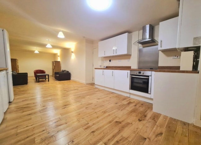 Double Bed Available in Woolwich-3 bed flat share  Main Photo