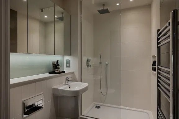 Modern en-suite room available 🫶🤍 Main Photo