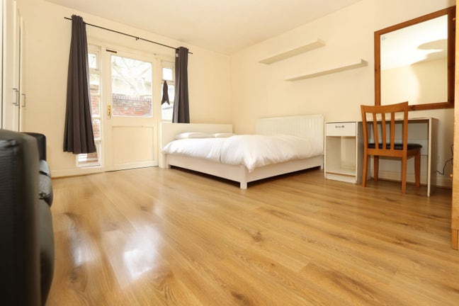 Steps to Canary Wharf Station-Last Rooms Available Main Photo
