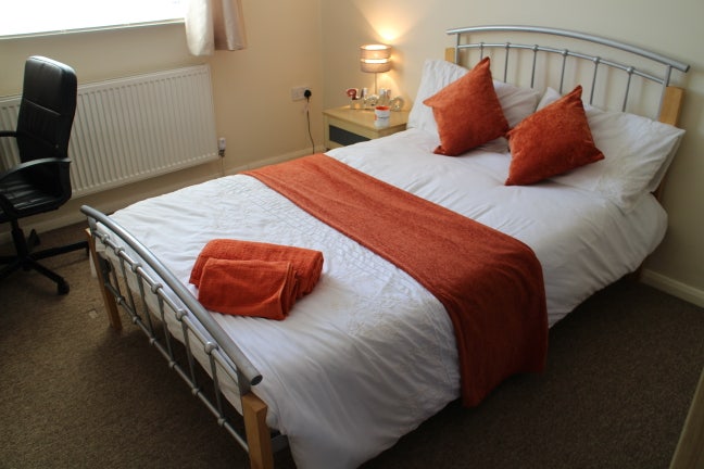 Lovely Double Rm |Great Location|GU14 Main Photo