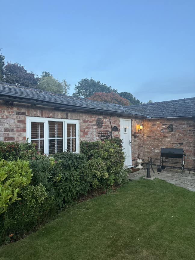 2-Bed Cottage Perfect for Barclays Professionals  Main Photo