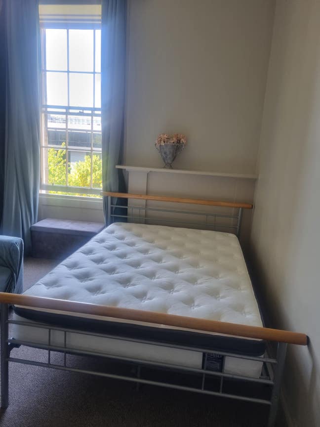 Beautiful  large double bedroom in Spacious flat Main Photo
