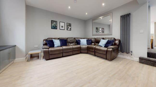 Ensuite Room Available in Modern Shared House Main Photo