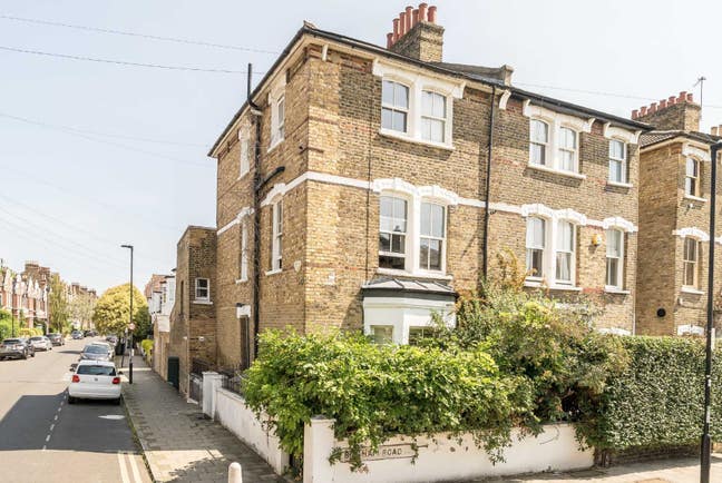 1 Bed Period Flat. Short term let. Bills Included. Main Photo