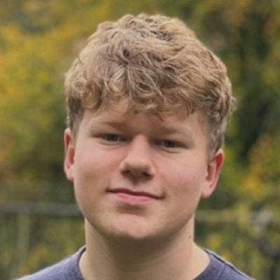 Quiet, tidy young professional on structured gap y Main Photo