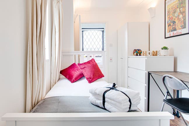 Modern, Clean, Safe, Secure Single Ensuite (GC) Main Photo