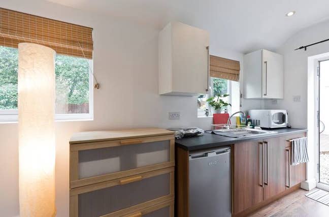 Self-contained studio room - Central Twickenham Main Photo