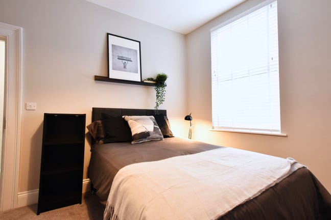 🏙️ Comfy Ensuite + Great House Vibes! Main Photo