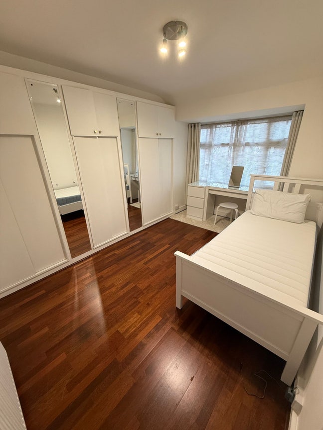 One Large Bright spacious double bedrooms Main Photo