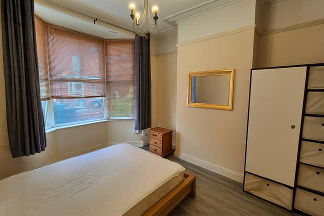 Large Excellent Double Room - Near Town Centre Main Photo